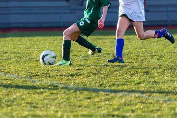 世界杯巨大争议！凯恩禁区倒地被吹跳水，英格兰名宿当场吵翻！｜B体育（配图示意）